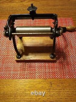 VINTAGE CAST IRON PASTA MACHINE WithHANDLE AND FOUR ROLLERS